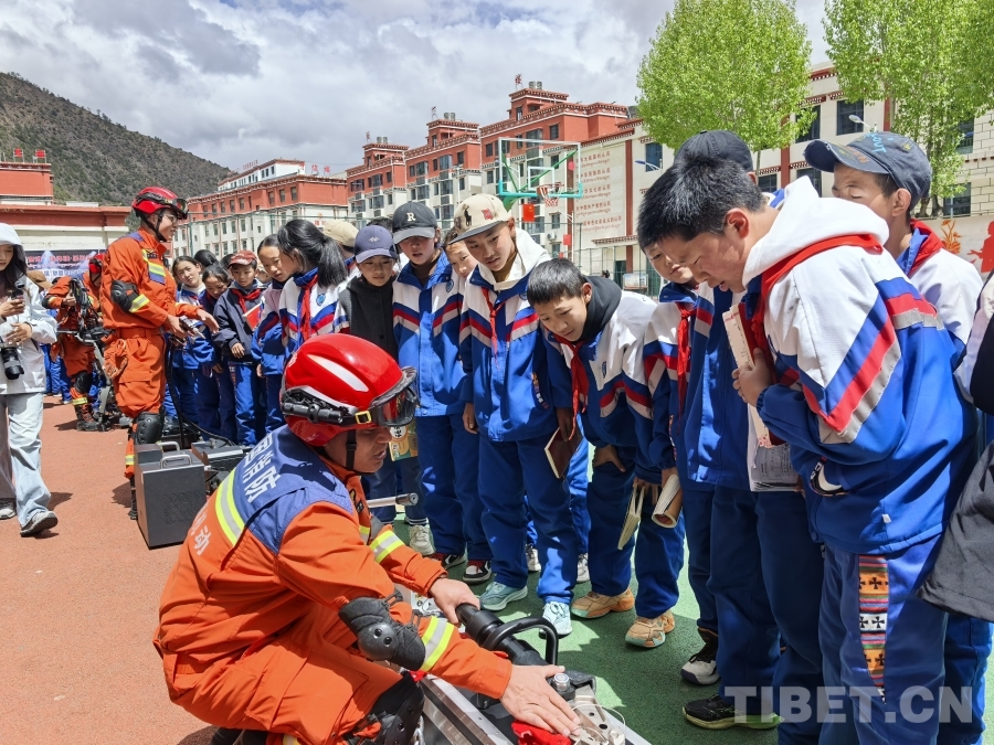 學(xué)生參觀各類(lèi)救援裝備器材.jpg