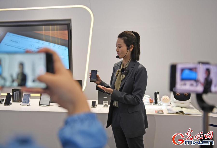 組圖丨AI、網(wǎng)絡(luò)安全、跨境電商……數(shù)字經(jīng)濟(jì)如此 “陜”耀