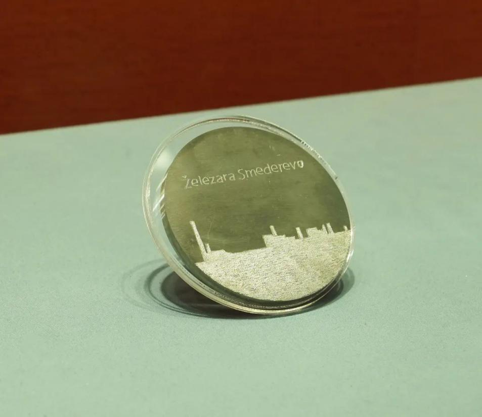 2016年6月，塞爾維亞斯梅戴雷沃鋼廠工人贈送習近平主席的鋼板雕刻工廠剪影紀念牌。胡楊 攝