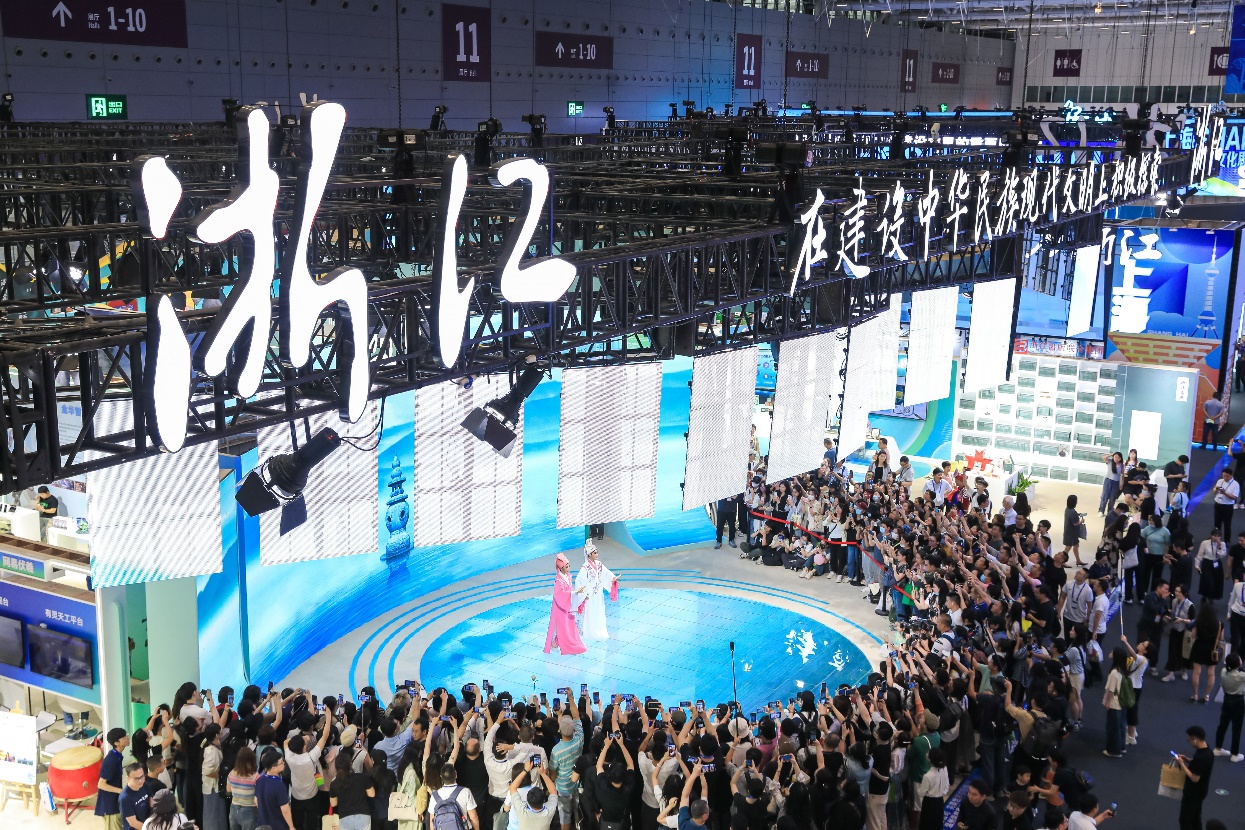 越劇《梁?！穫涫軈⒄褂^眾喜愛。主辦方供圖