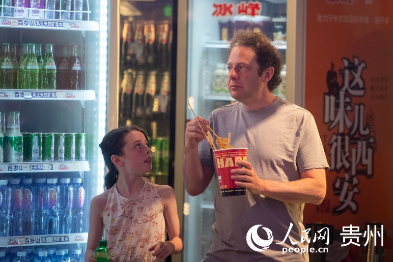 6月21日，貴陽青云市集內(nèi)，游客邊逛邊吃。人民網(wǎng)記者 翁奇羽攝