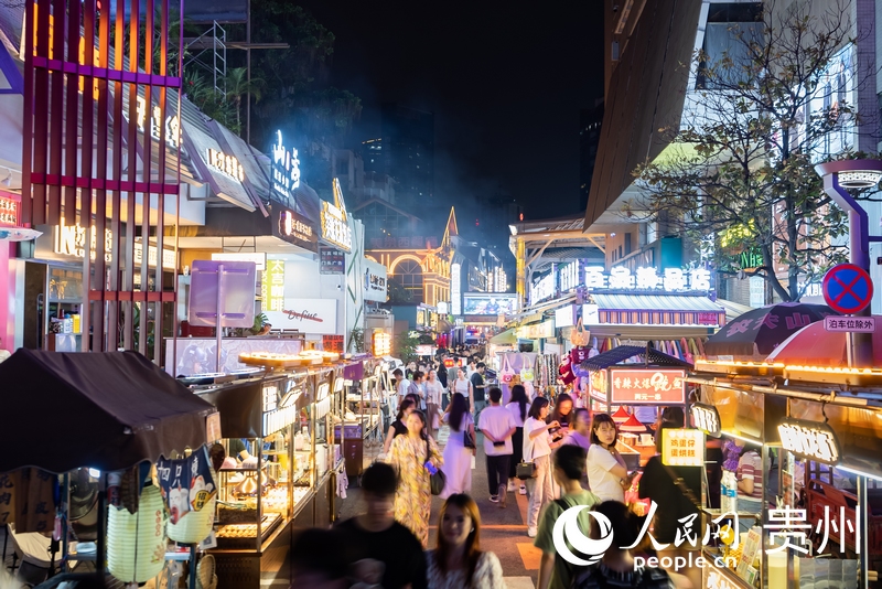 6月21日，夜幕下人頭攢動(dòng)的貴陽市太平路街區(qū)。人民網(wǎng)記者 涂敏攝