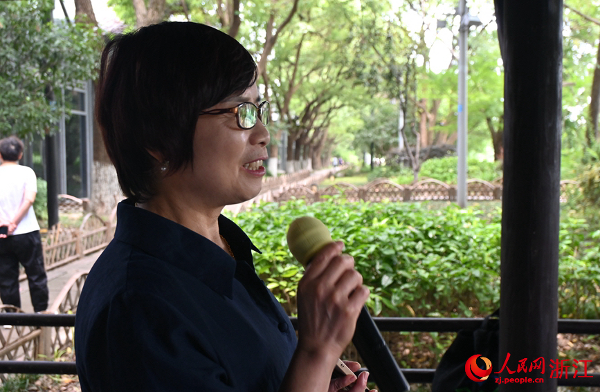 面向運(yùn)河，任國(guó)萍放聲歌唱。人民網(wǎng)記者 張麗瑋