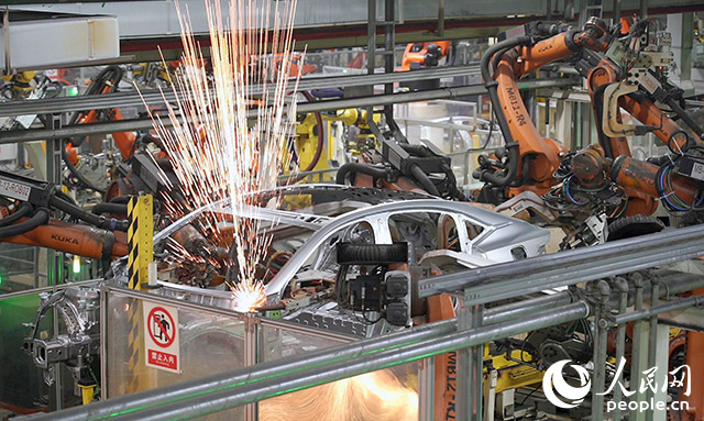 長(zhǎng)安汽車兩江工廠，機(jī)械臂正在工作。人民網(wǎng)記者 劉祎攝