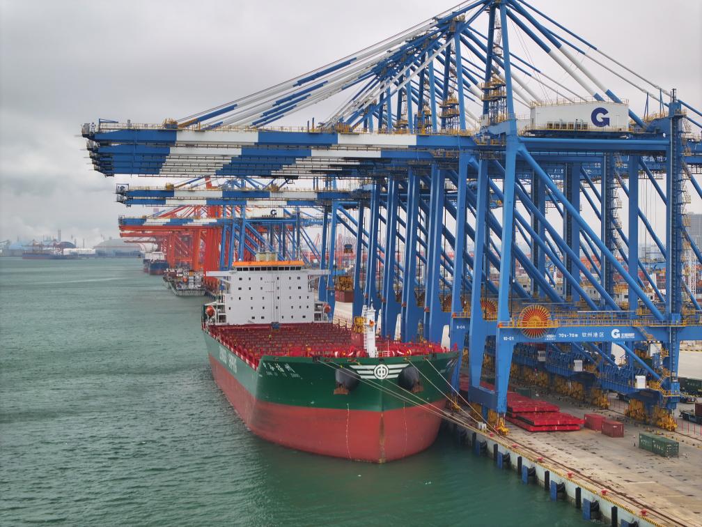 2月23日拍攝的廣西北部灣港欽州港區(qū)的碼頭堆場（無人機照片）。新華社記者 周華 攝