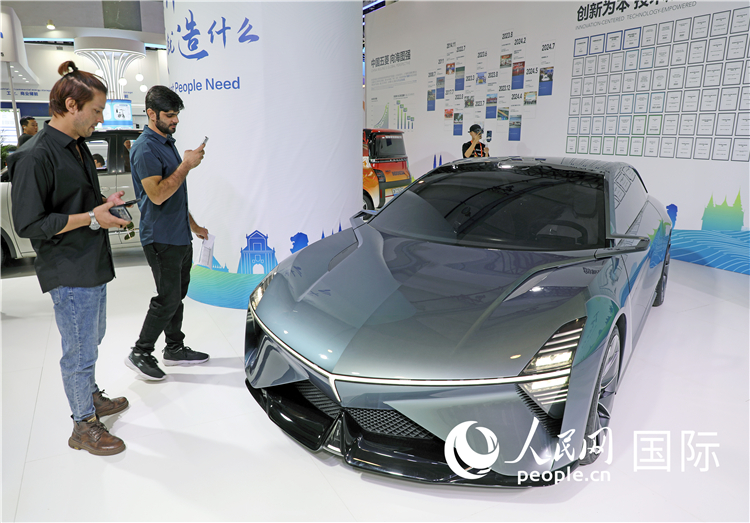 東博會(huì)上，上汽通用五菱展出的一款名為“東盟之光”的新能源概念車(chē)吸引參觀者駐足。人民網(wǎng)記者趙益普攝