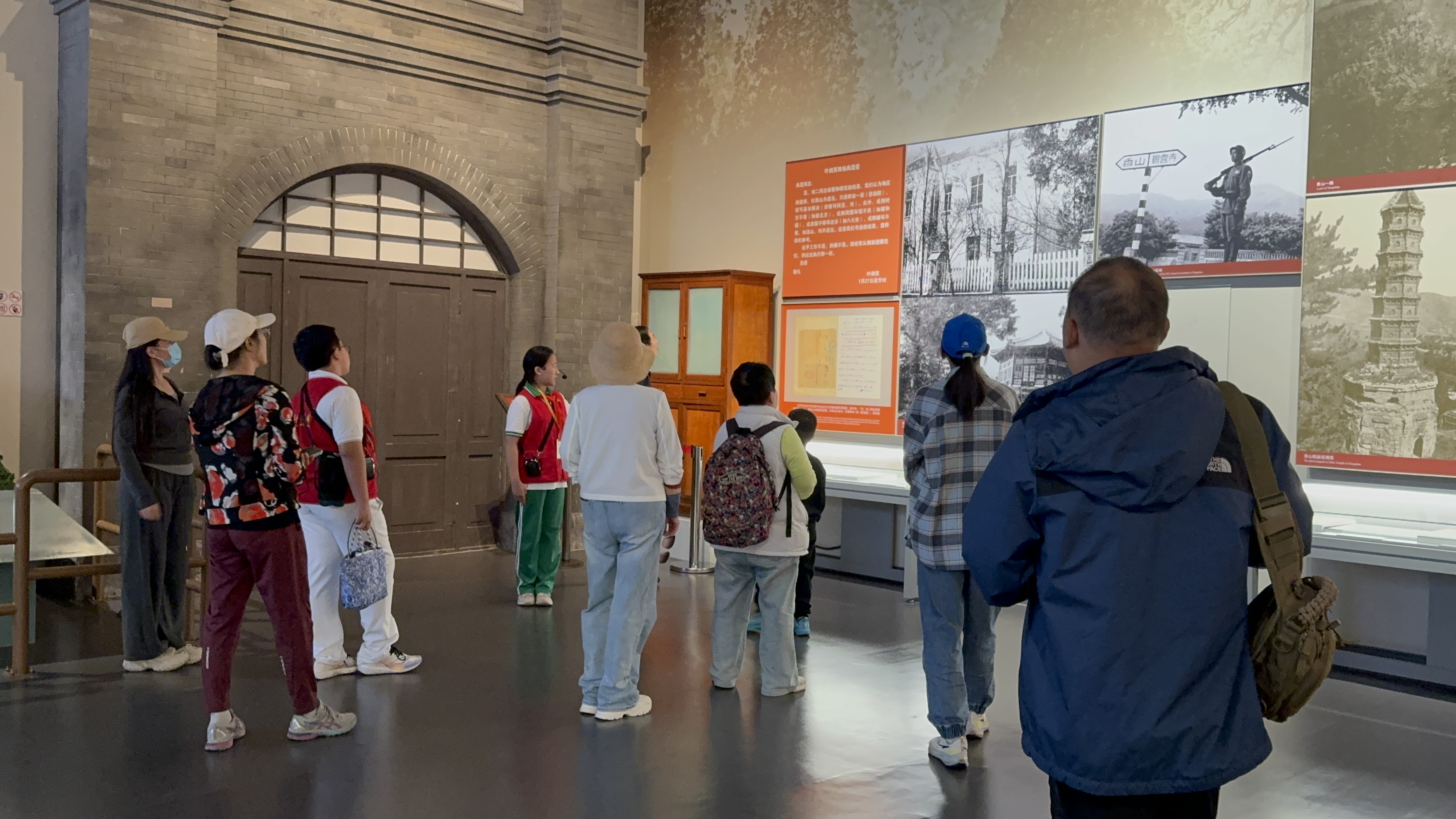 10月4日，北京香山革命紀(jì)念館內(nèi)，一名“紅領(lǐng)巾志愿者”正在為參觀者講解。人民網(wǎng)記者 劉微攝