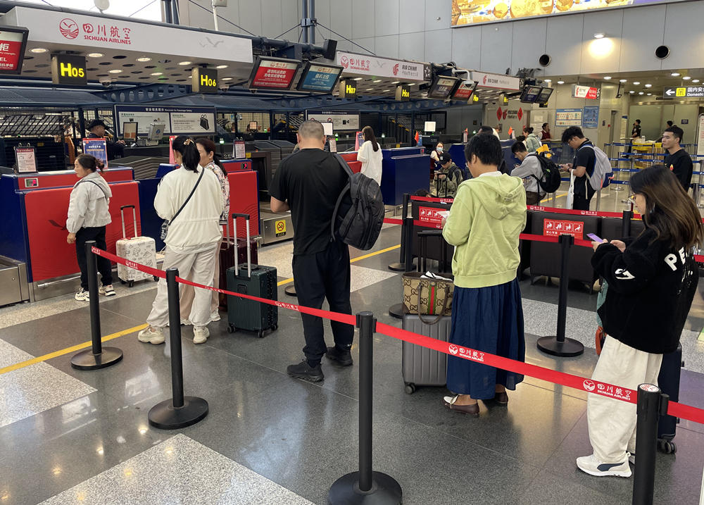 旅客在首都機(jī)場(chǎng)排隊(duì)辦理登機(jī)手續(xù)。人民網(wǎng)記者 喬雪峰攝