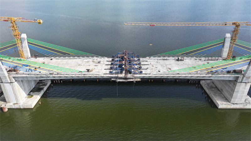 圖為馬古富力大橋合龍現(xiàn)場。中土東非公司供圖
