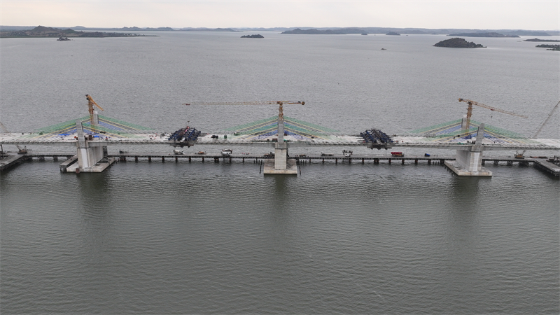 圖為馬古富力大橋合龍現(xiàn)場。中土東非公司供圖