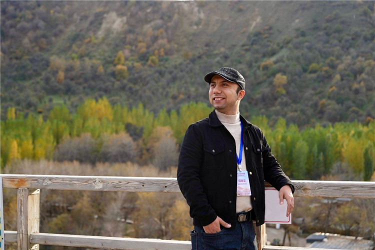 阿布德吾力參加“萬人說新疆”優(yōu)秀作者媒體行活動留影。受訪者供圖