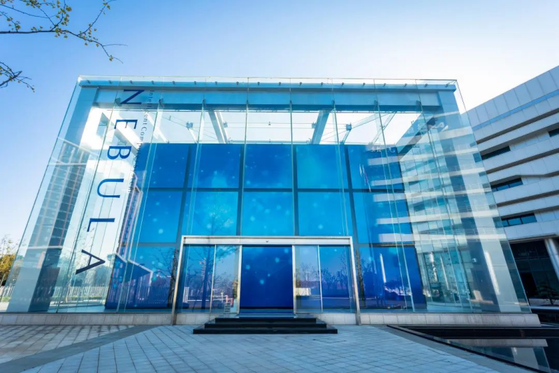 【烏鎮(zhèn)觀潮】加速智慧互聯(lián)，從“枕水烏鎮(zhèn)”駛向“數(shù)字藍(lán)?！? oldsrc=