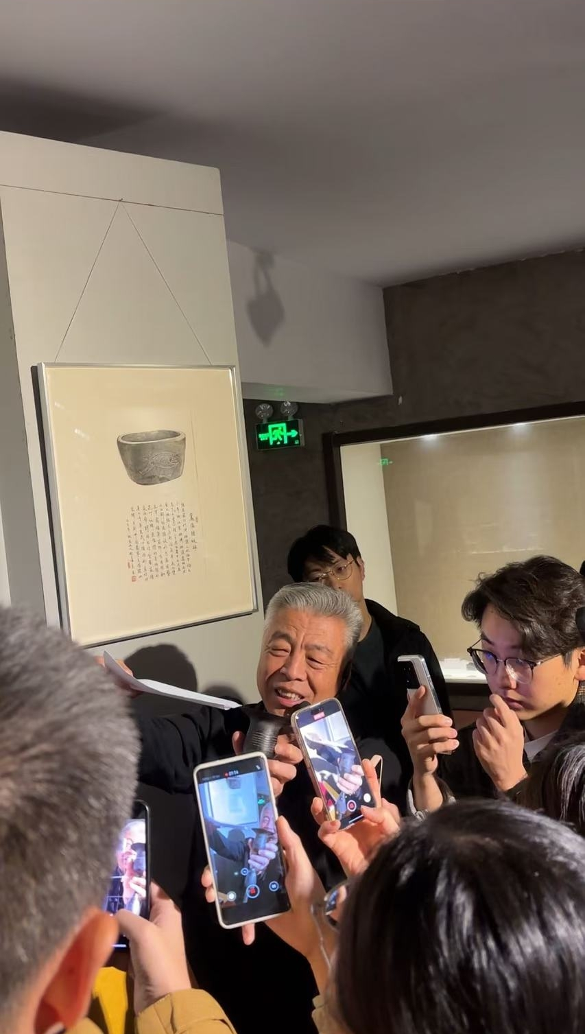 黑陶邢文化博物館館長(zhǎng)邢葆東展示兩張相疊的A4紙，向記者解釋此為杯口的厚度。