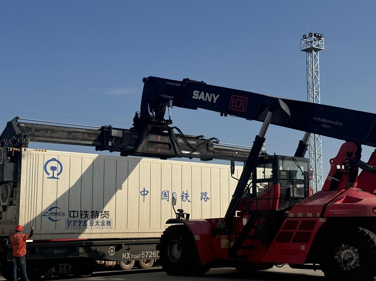 春節(jié)期間，起重機(jī)吊裝即將發(fā)運(yùn)的冷鏈集裝箱。李加勇攝