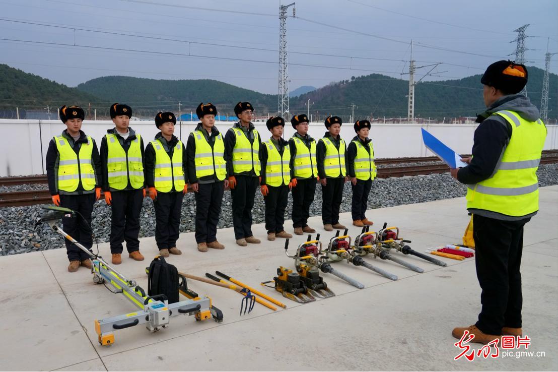 【發(fā)現(xiàn)最美鐵路】云端上的“毫米級(jí)”守護(hù)者——麗香鐵路養(yǎng)護(hù)工