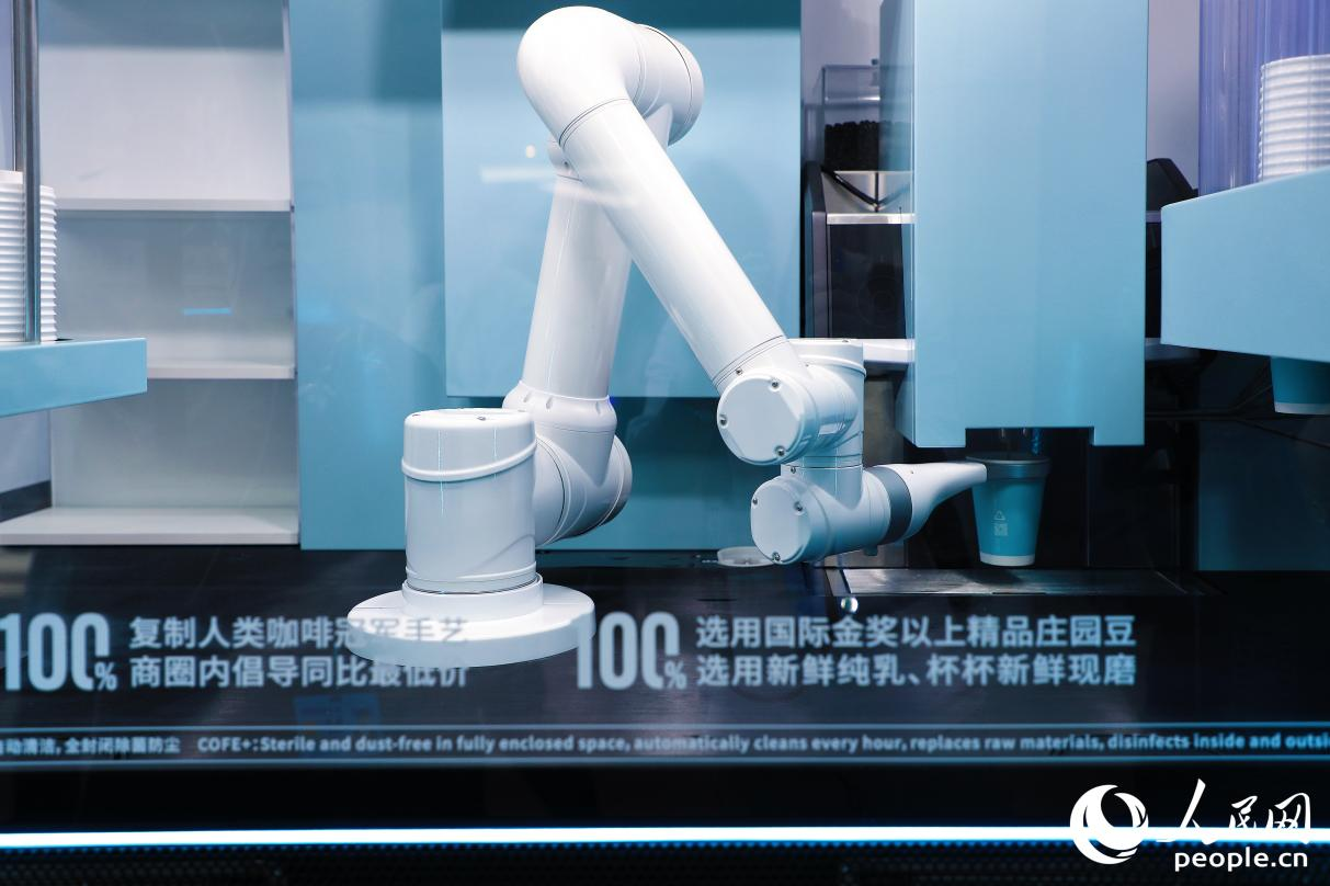 機(jī)器人現(xiàn)磨咖啡。人民網(wǎng) 李唯一攝