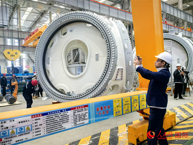 外媒記者參觀位于烏蘭察布察哈爾高新技術(shù)開發(fā)區(qū)的運(yùn)達(dá)風(fēng)電裝備制造廠房。人民網(wǎng) 楊春燕攝