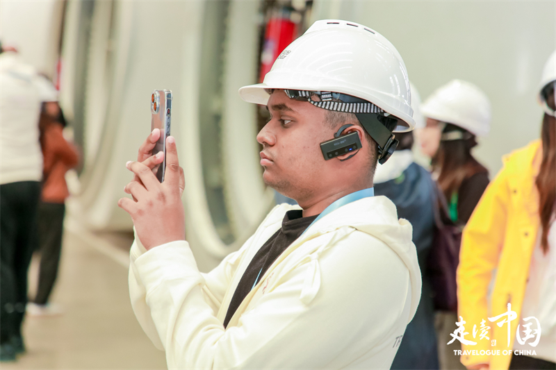 斐濟(jì)廣播公司記者尼基爾·庫馬爾（Nikhil Kumar）參觀運(yùn)達(dá)風(fēng)電裝備制造廠房。環(huán)球網(wǎng)供圖