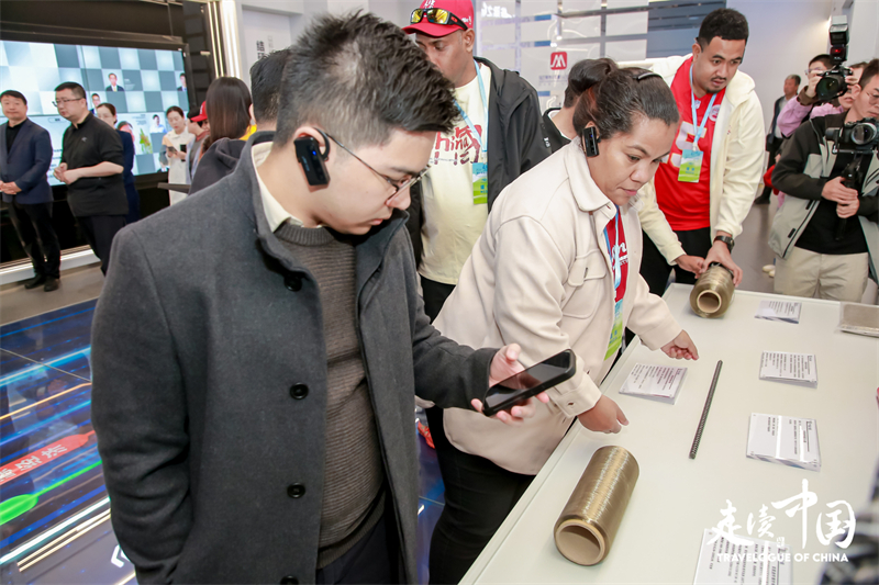 菲律賓《商業(yè)鏡報(bào)》蔡辰威（左）在烏蘭察布察哈爾高新技術(shù)開發(fā)區(qū)聽取講解。環(huán)球網(wǎng)供圖