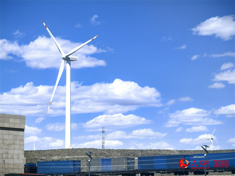 烏蘭察布烏蘭哈達(dá)火山附近的風(fēng)力渦輪發(fā)電機(jī)。人民網(wǎng) 楊春燕攝