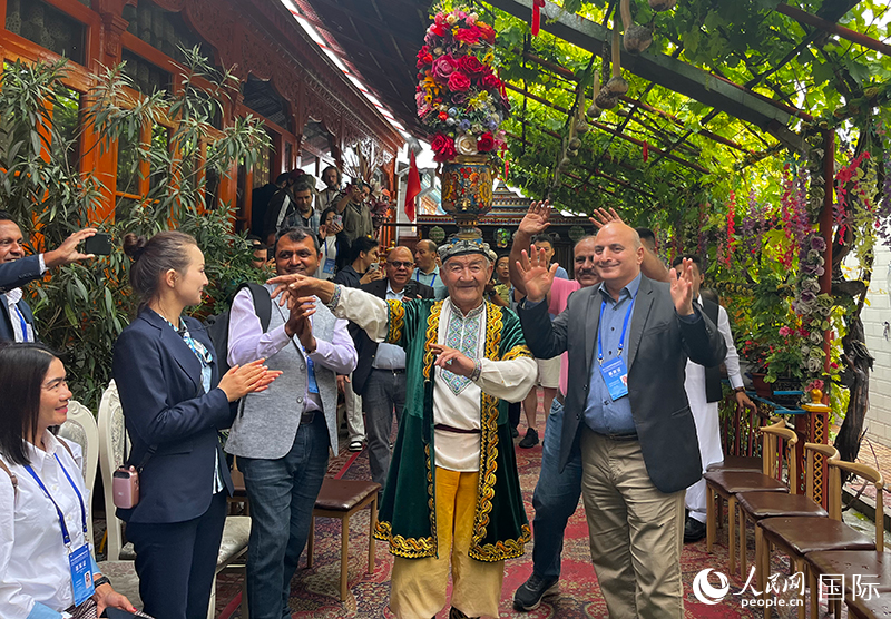 5月24日，外國媒體人在伊寧市喀贊其民俗旅游區(qū)參觀體驗(yàn)。 人民網(wǎng)記者 翟轉(zhuǎn)麗攝