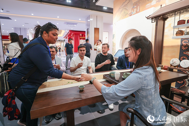 5月25日，外國媒體人在霍爾果斯國際邊境合作中心中國文化館參觀。人民網(wǎng)記者 張武軍攝