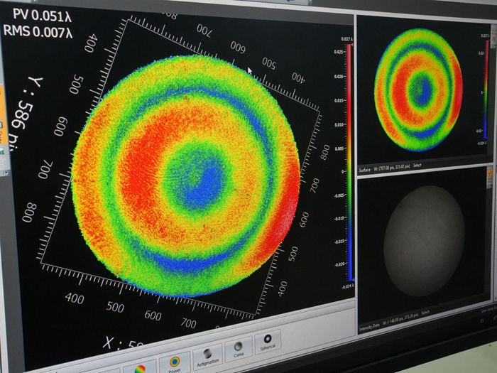 屏幕上清晰顯示著光學元器件的打磨程度。人民網(wǎng)記者 李洋攝