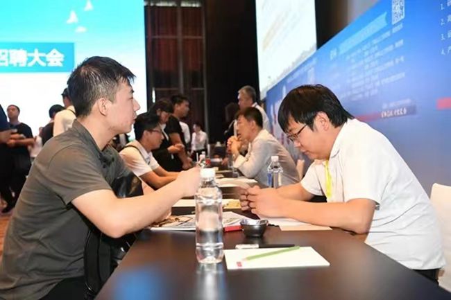 光電產(chǎn)業(yè)人才招聘會。人民網(wǎng)記者 李洋攝