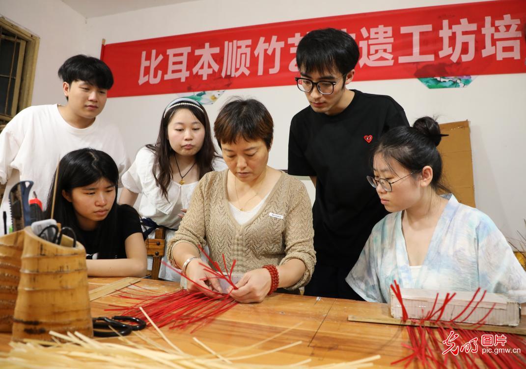 直播助農(nóng)、健康義診、扮靚街巷……青年學(xué)子暑期返鄉(xiāng)服務(wù)桑梓