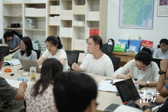 “夜總會(huì)”現(xiàn)場(chǎng)。