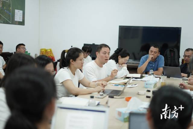 “夜總會(huì)”現(xiàn)場(chǎng)。