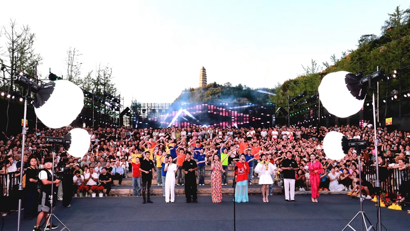 “寶塔山下唱民歌”活動現(xiàn)場盛況。加向前攝