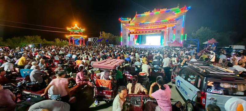 “戲曲進鄉(xiāng)村”在吉安城村演出。姚二曼攝