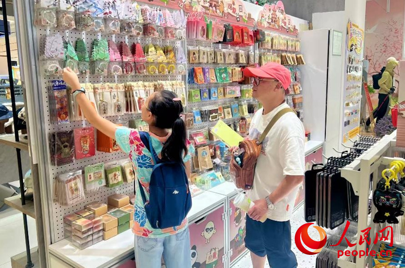 游客在文創(chuàng)店挑選商品。人民網(wǎng)記者 鄒星攝