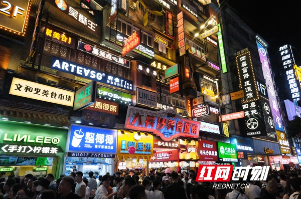 “五一”假期五一商圈客流激增，網紅長沙再現(xiàn)頂流效應。.jpg