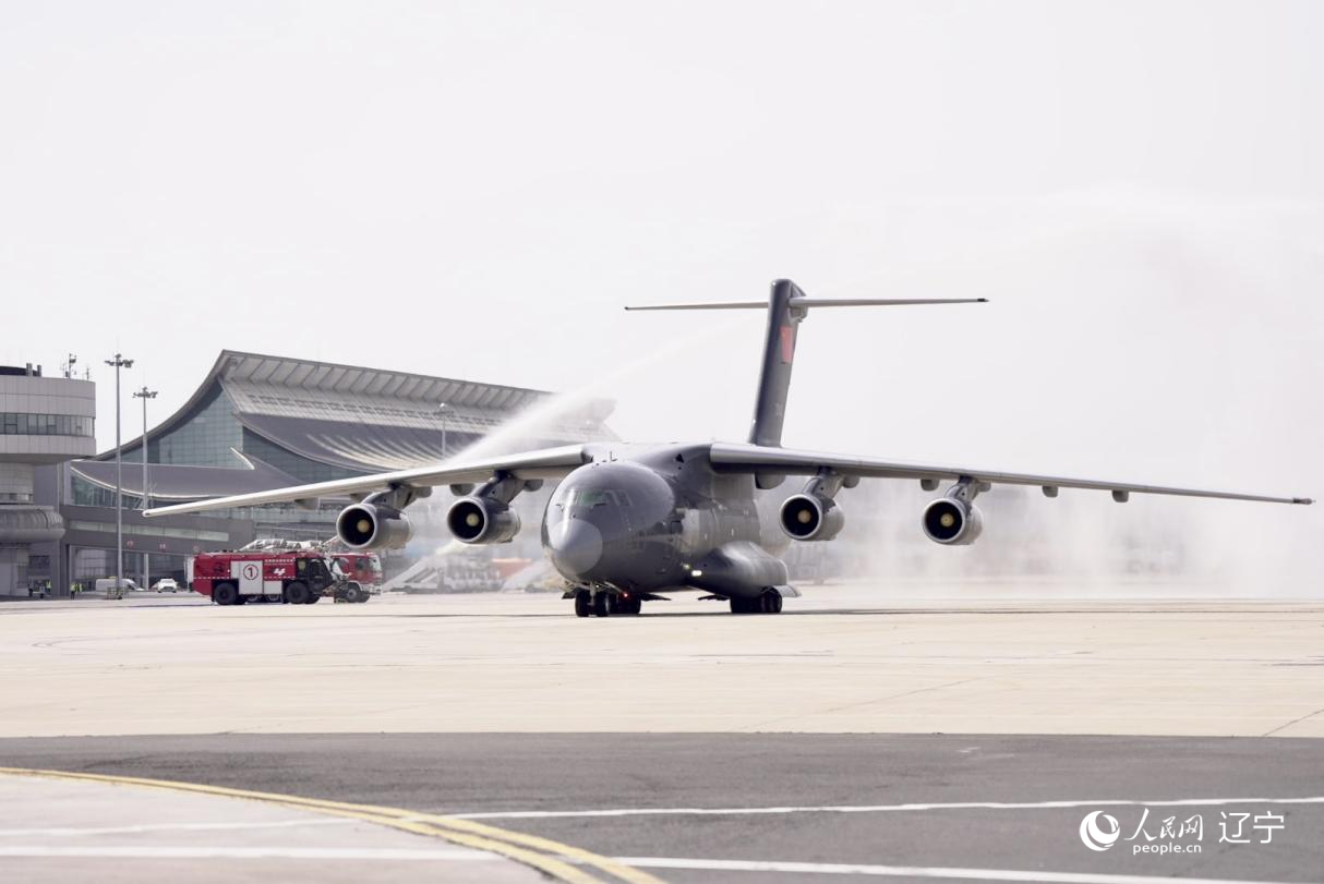 沈陽(yáng)桃仙國(guó)際機(jī)場(chǎng)以“過(guò)水門(mén)”最高禮遇迎接英烈回家。人民網(wǎng)記者 邱宇哲攝