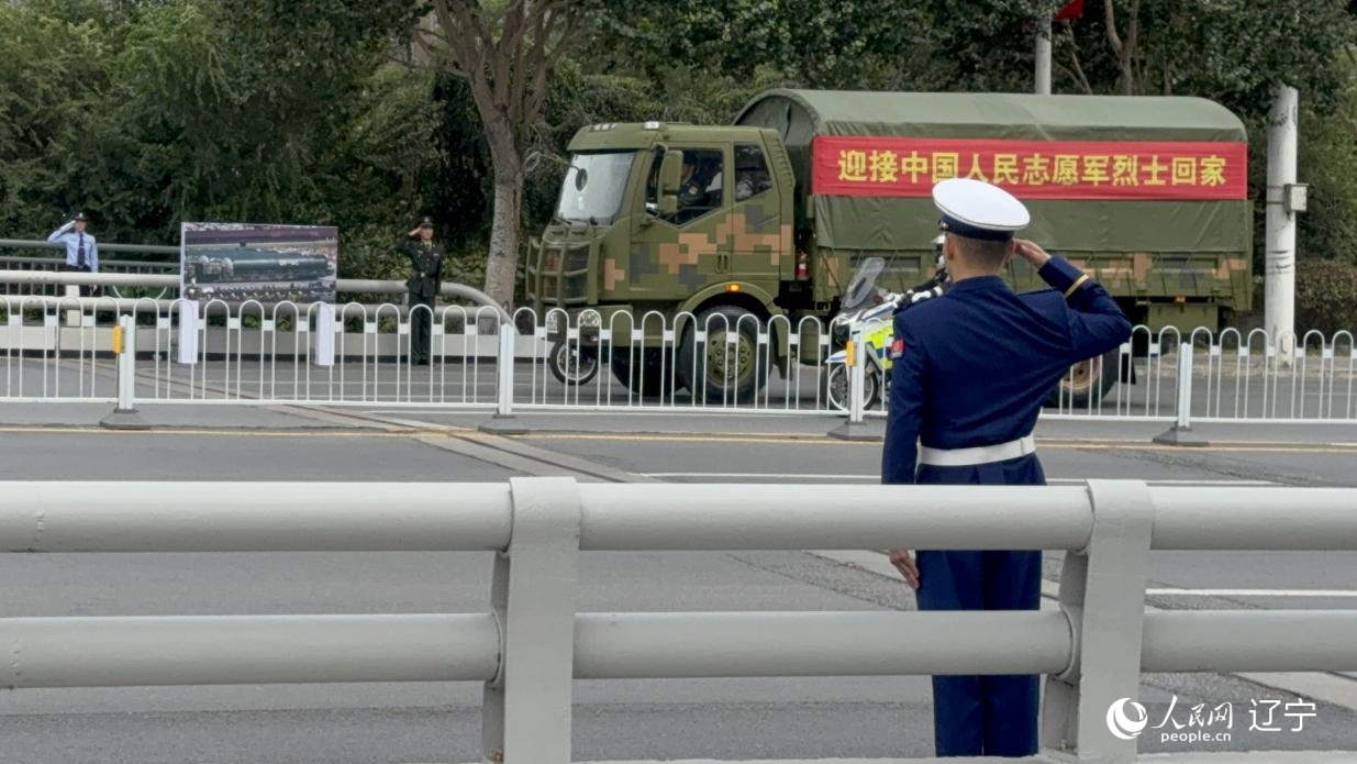 沈陽(yáng)市渾河橋東側(cè)，擺放著東風(fēng)—5C導(dǎo)彈的受閱照片。人民網(wǎng)記者 湯龍攝