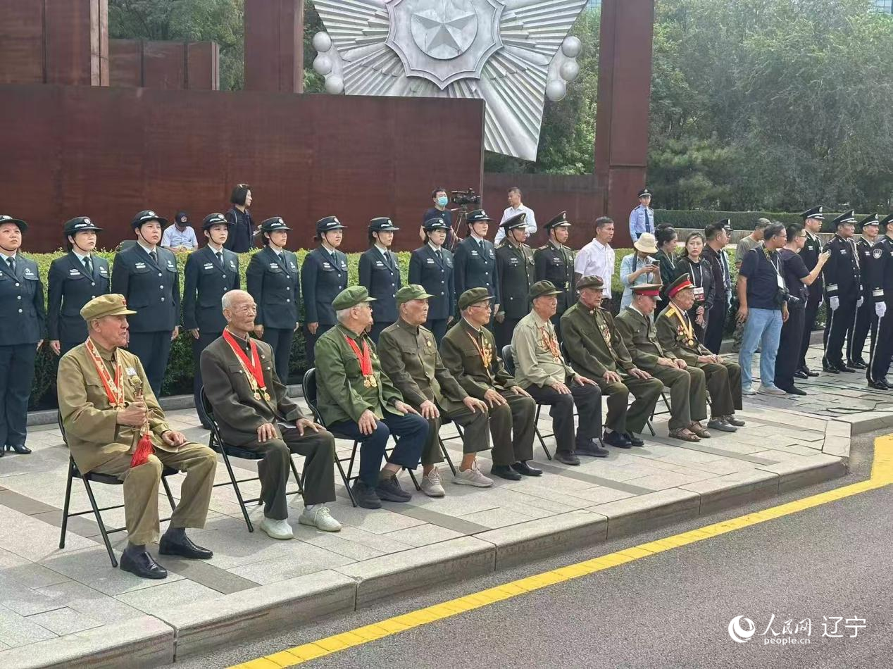沈陽(yáng)抗美援朝烈士陵園門(mén)前，志愿軍老戰(zhàn)士等候戰(zhàn)友的歸隊(duì)。人民網(wǎng)記者 周頌雪攝