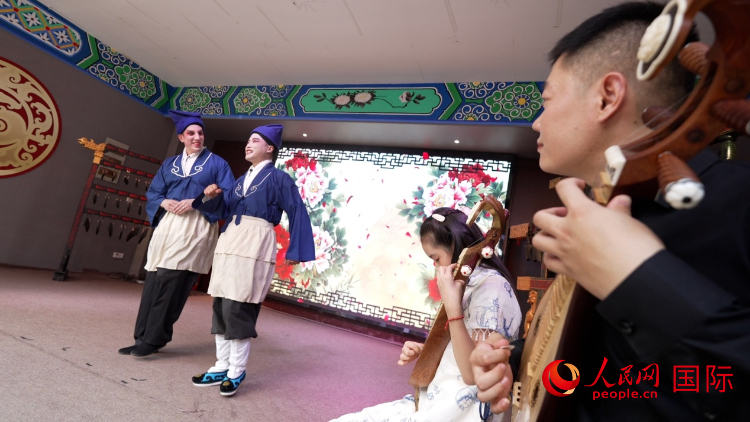 人民網(wǎng)外籍專(zhuān)家湖長(zhǎng)明體驗(yàn)柳琴戲。人民網(wǎng)記者 蘇纓翔攝