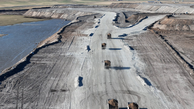 徐工無(wú)人電動(dòng)礦卡行駛在內(nèi)蒙古華能伊敏露天礦區(qū)。受訪對(duì)象供圖