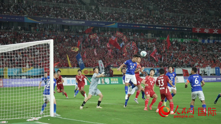 “蘇超”比賽現(xiàn)場(chǎng)。人民網(wǎng)記者 余樂(lè)攝