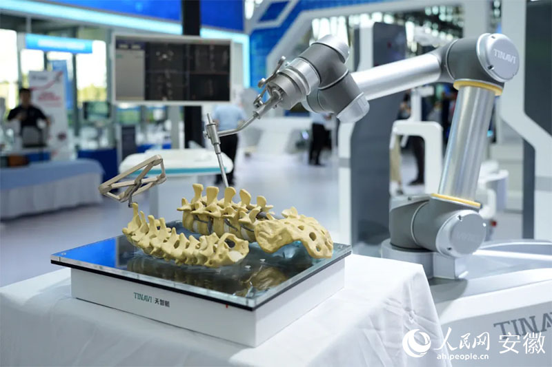 2024世界制造業(yè)大會(huì)上展出的骨科手術(shù)機(jī)器人。人民網(wǎng)記者 王銳攝