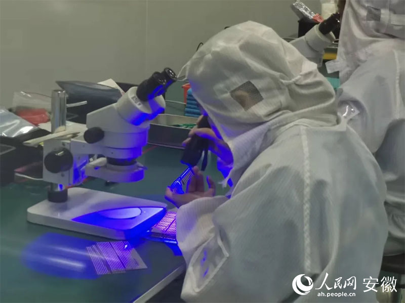 金張科技帶動(dòng)下，超100家功能膜新材料企業(yè)在太湖縣集聚。人民網(wǎng)記者 胡雨松攝