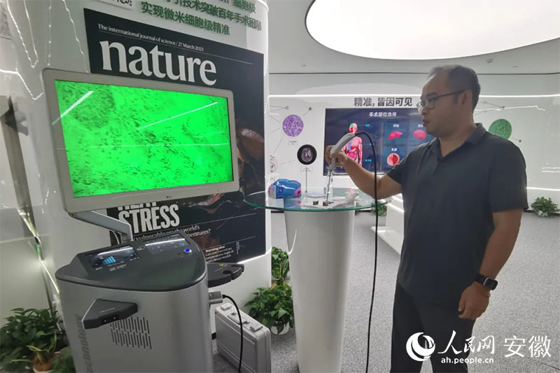 陳廷嘉演示“安刀”使用方法。人民網(wǎng)記者 胡雨松攝