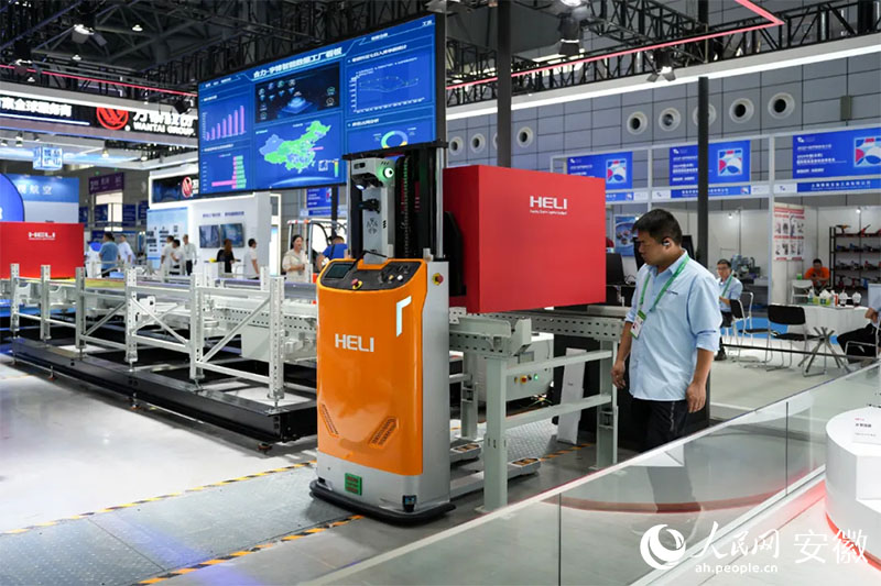 2024世界制造業(yè)大會(huì)上，合力將智能數(shù)據(jù)工廠系統(tǒng)帶進(jìn)展會(huì)。人民網(wǎng)記者 王銳攝