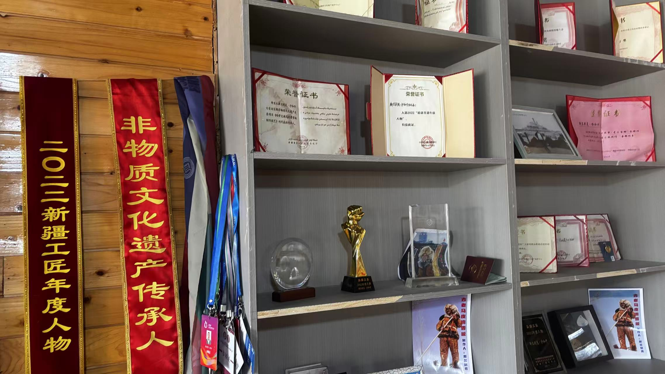 農(nóng)牧民古老毛皮滑雪板制作培訓(xùn)基地榮譽(yù)墻一角。