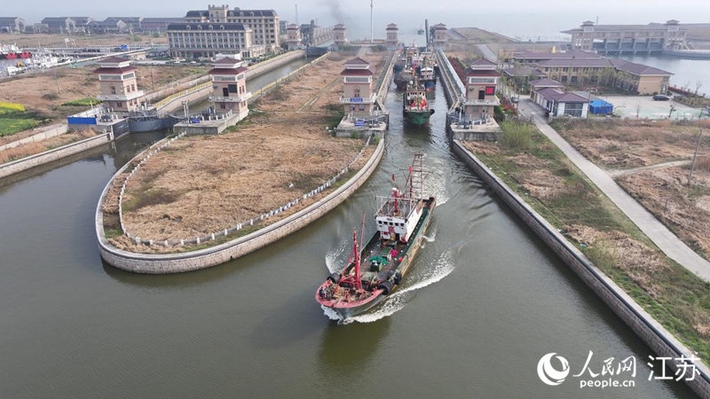 接鮮船駛過南通啟東呂四漁港船閘。人民網(wǎng)記者 余樂攝