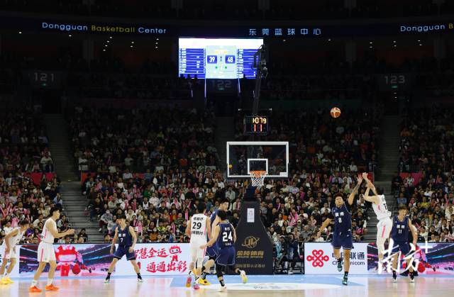 11月12日，十五運(yùn)會(huì)男籃成年組決賽，現(xiàn)場(chǎng)有序而熱烈。張由瓊 攝