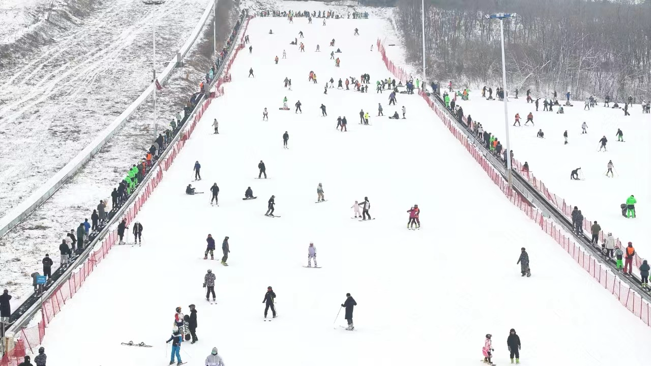 沈陽怪坡國際滑雪場迎來眾多滑雪愛好者。人民網(wǎng)記者 孝媛攝
