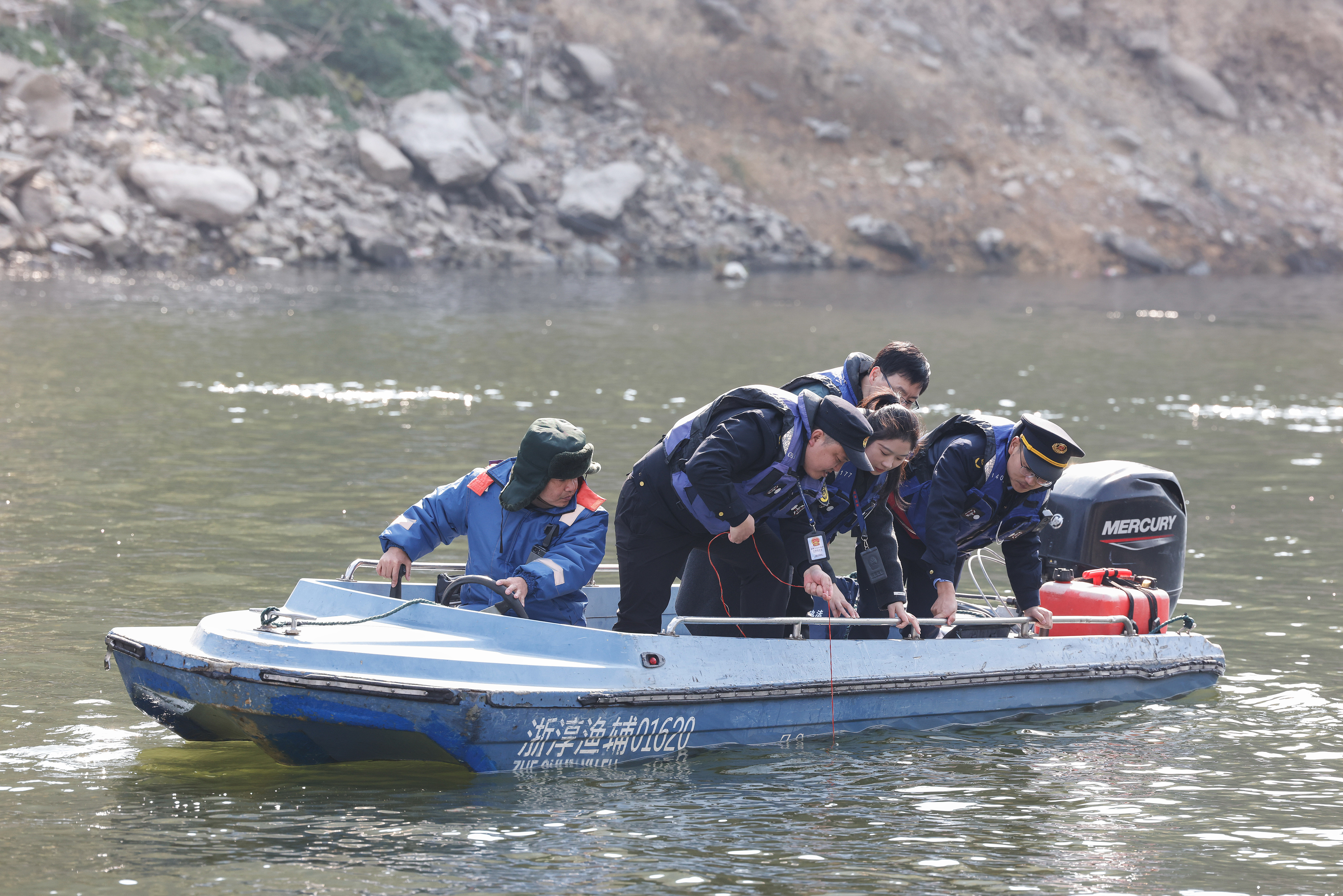 2025年12月4日，浙江杭州淳安縣與安徽黃山歙縣紀(jì)檢監(jiān)察干部及綜合行政執(zhí)法人員對(duì)浙皖交界的新安江鳩坑口水域進(jìn)行常態(tài)化巡河，共同保護(hù)漁業(yè)資源和水域生態(tài)環(huán)境。